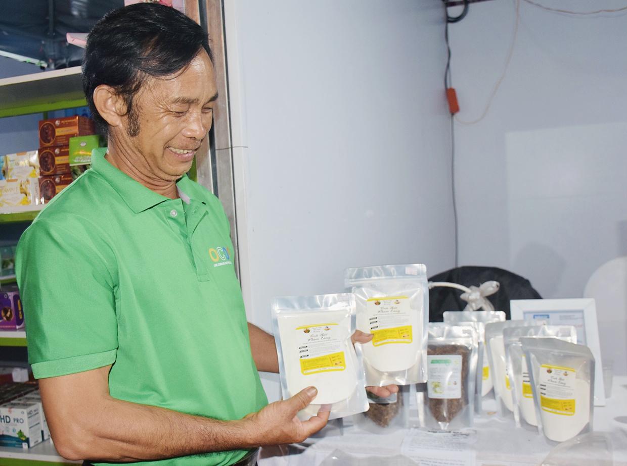 Ông Nguyễn Trình-Giám đốc HTX Nông nghiệp và dịch vụ Tân Bình là người tiên phong chế biến khoai lang Lệ Cần thành nhiều sản phẩm khác nhau. Ảnh: Mai Ka