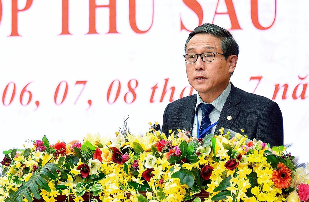 Giám đốc Sở Giáo dục-Đào tạo Lê Duy Định trình bày dự thảo nghị quyết “Quy định mức học phí đối với cơ sở giáo dục mầm non, giáo dục phổ thông công lập thuộc tỉnh Gia Lai năm học 2022-2. Ảnh: Đức Thụy