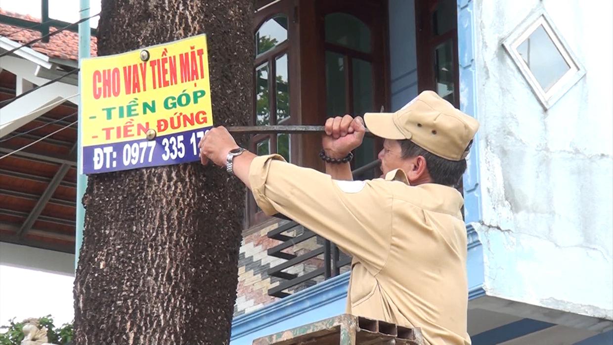 Lực lượng chức năng phường Diên Hồng (TP. Pleiku) tháo dỡ bỏ quảng cáo, rao vặt trên địa bàn. Ảnh: Bá Bính