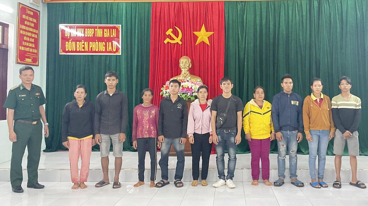 Đồn Biên phòng Ia O bàn giao 5 nạn nhân bị lừa đảo qua Campuchia làm việc. Ảnh: Hoành Sơn