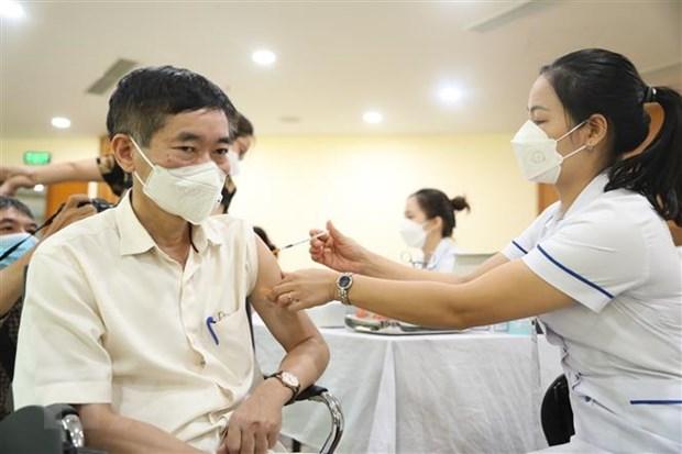 Cán bộ, công chức, viên chức và người lao động hưởng ứng tiêm vaccine mũi nhắc lại trong ngày phát động. (Ảnh: Minh Quyết/TTXVN)