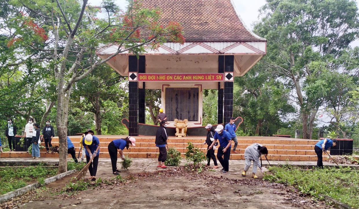 Đoàn xã Dun (huyện Chư Sê) ra quân dọn vệ sinh ĐàiTtưởng niệm Liệt sĩ ở xã. Ảnh: Thiên Di