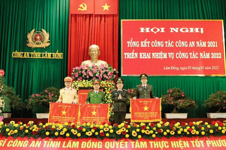 Các tập thể được nhận Cờ thi đua Vì an ninh Tổ quốc của Bộ Công an. Ảnh: Tiến Dũng