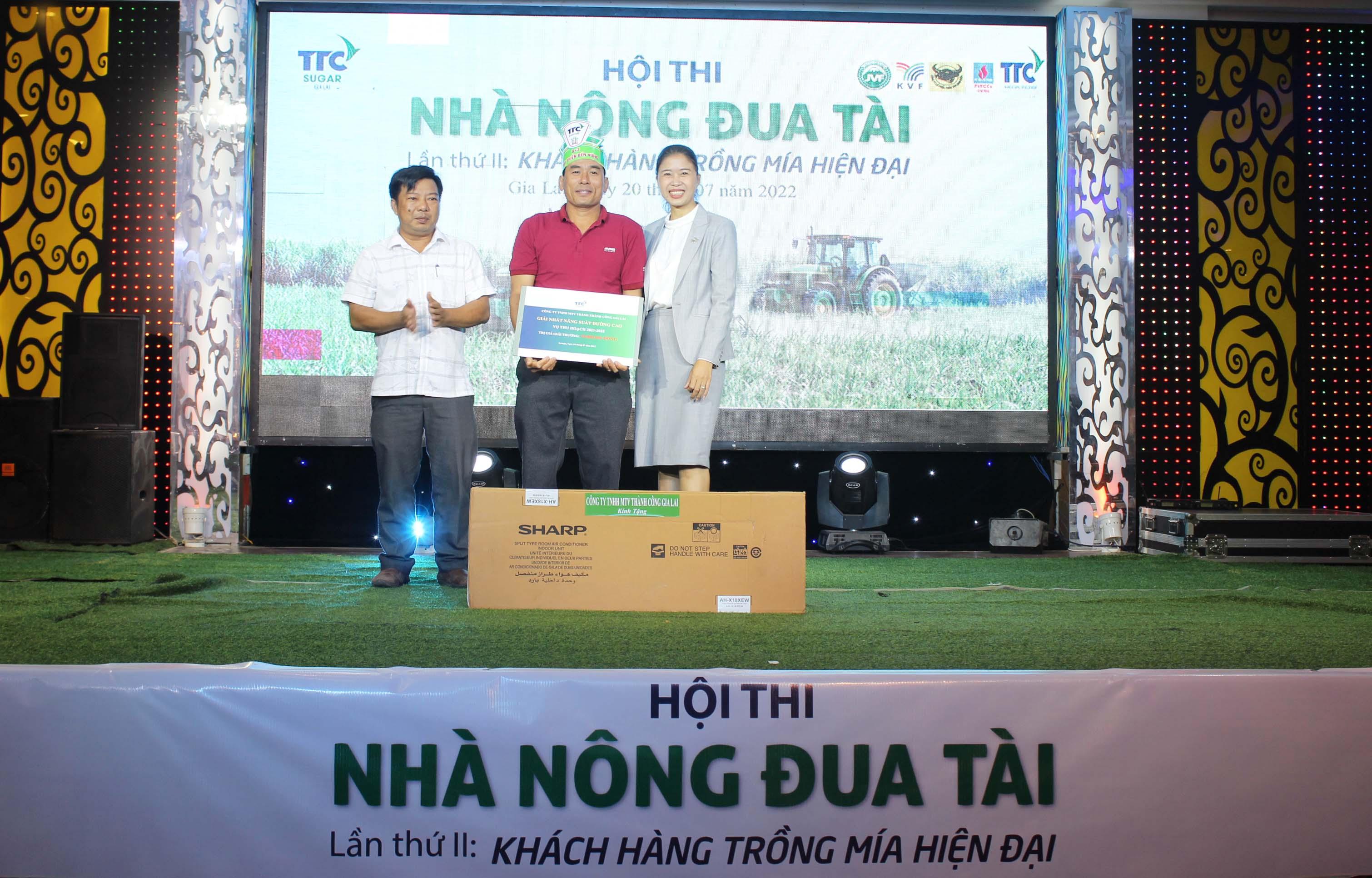 Bà Vũ Thị Lan-Giám đốc Công ty TTC Gia Lai tặng quà cho nông dân trồng mía đạt năng suất cao. Ảnh: Nguyễn Diệp