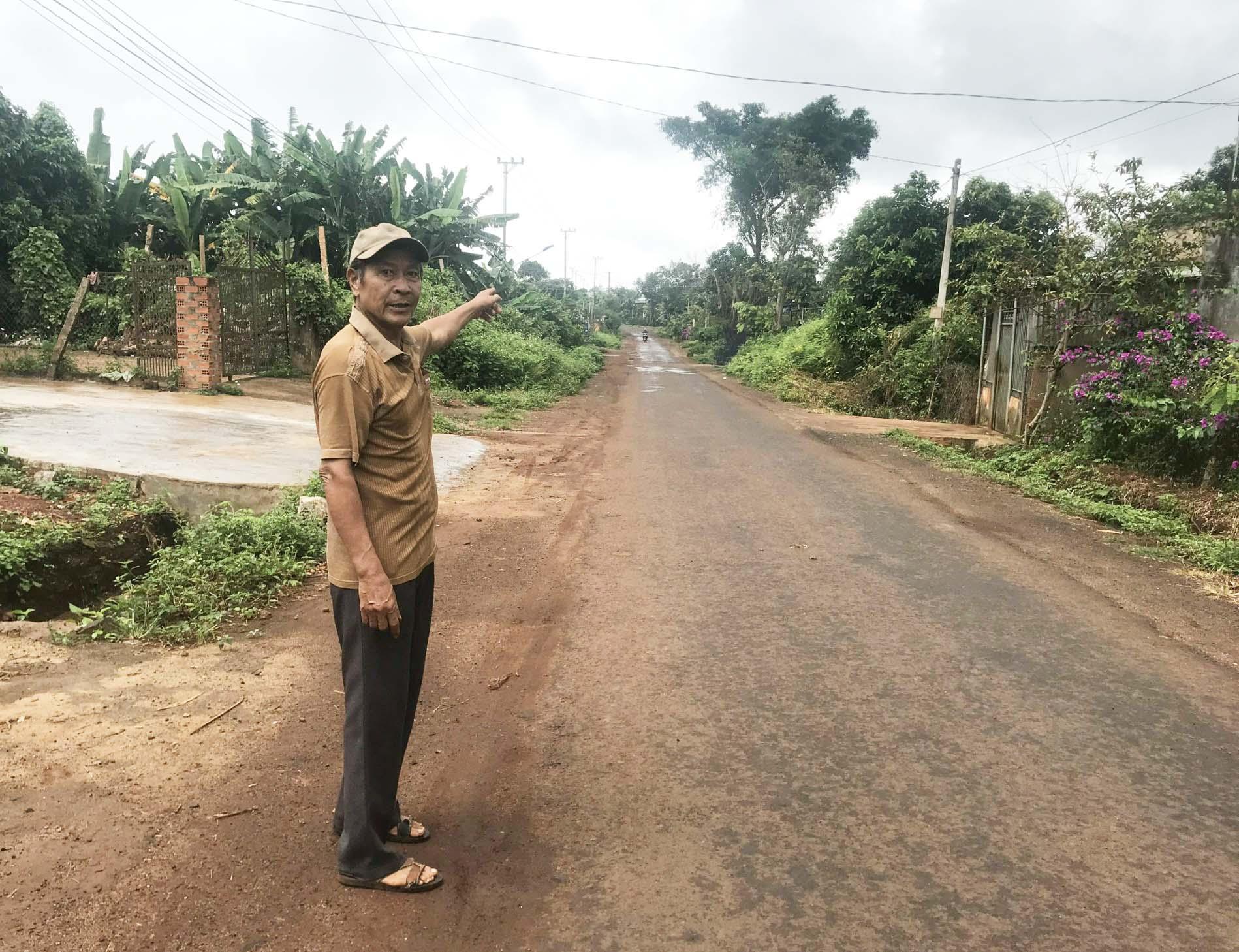 Ông Đỗ Thanh Lâm (thôn Đồng Tâm, xã Bờ Ngoong) bên tuyến đường ra trung tâm huyện đã được Nhà nước đầu tư sửa chữa giúp người dân đi lại thuận lợi. Ảnh: Nguyễn Diệp