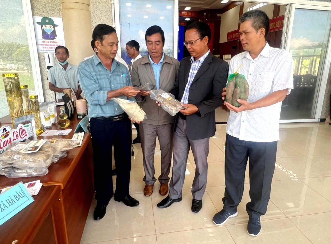 Ông Y Djit-Chủ tịch Hội Nông dân huyện Đak Đoa (thứ 2 từ phải sang) trao đổi với hội viên về nâng tầm giá trị các sản phẩm nông sản. Ảnh: Đinh Yến
