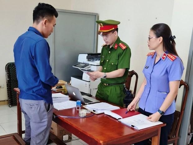 Bị can Trần Đình Dũng (bìa trái) bị khởi tố về tội trốn thuế. Ảnh: TTXVN