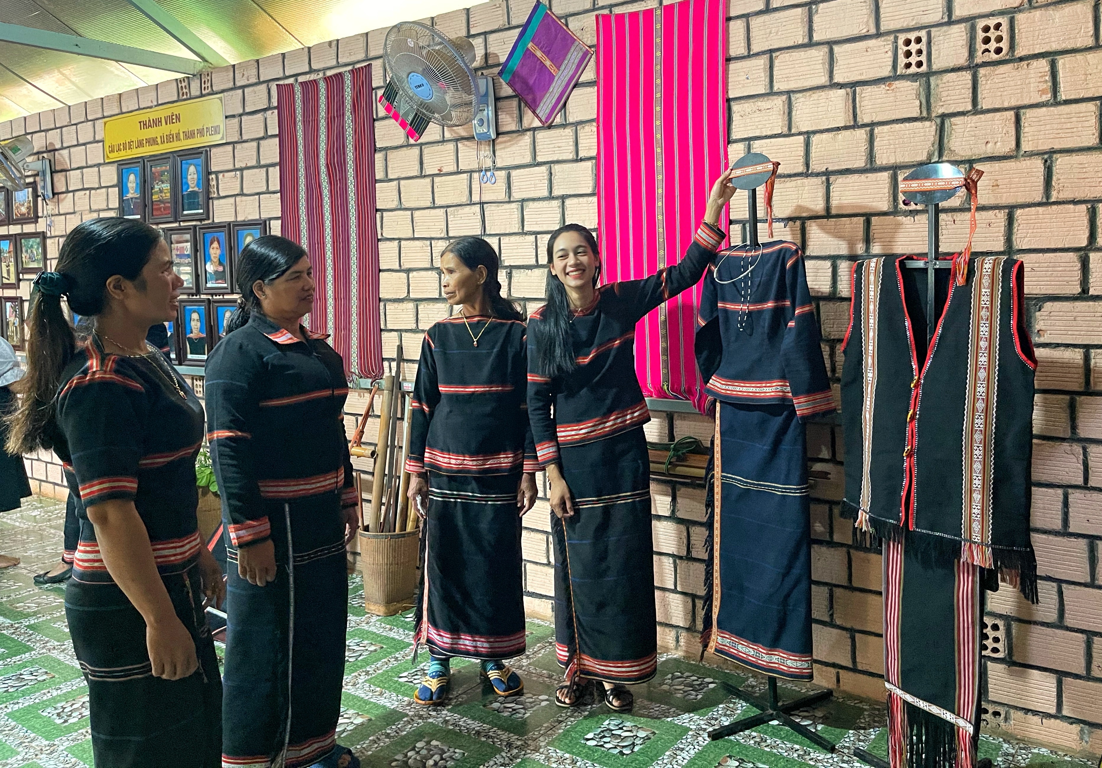 Du khách có thể tìm hiểu văn hóa bản địa thông qua trang phục truyền thống-một sản phẩm tiêu biểu của nghề dệt. Ảnh: Minh Châu