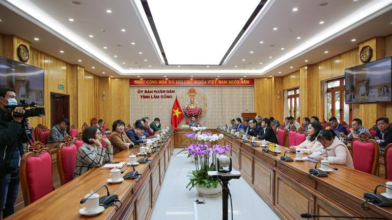 Phó Chủ tịch UBND tỉnh Lâm Đồng Phạm S và các đại biểu tham dự hội nghị tại điểm cầu tỉnh