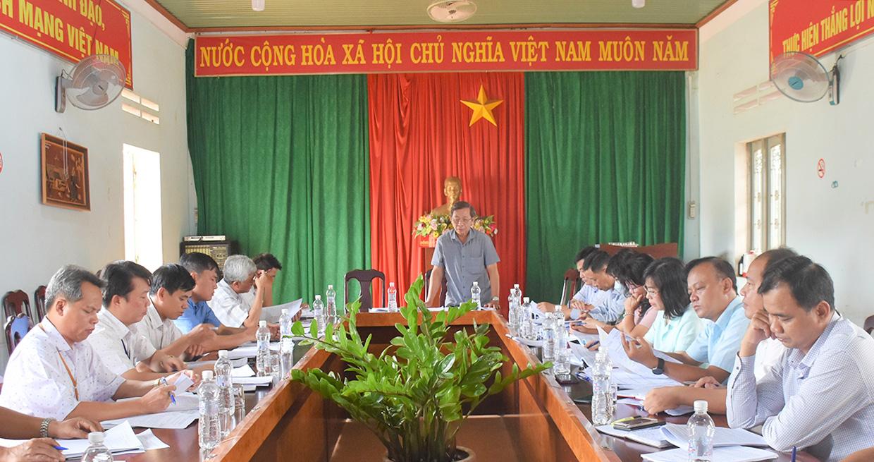 Đoàn giám sát làm việc tại xã Bình Giáo (huyện Chư Prông). Ảnh: Trần Dung