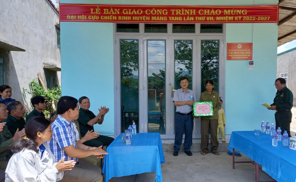Hội CCB huyện Mang Yang bàn giao nhà cho hội viên có hoàn cảnh khó khăn ở xã Ayun. Ảnh: Kim Ngọc