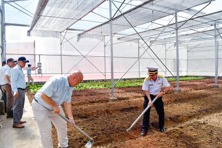 Nhà màng Hiệp hội Hoa Đà Lạt đầu tư xây dựng, bàn giao cho Lữ đoàn 162, Vùng 4 Hải quân có khả năng chống chịu được gió bão đến cấp độ 10