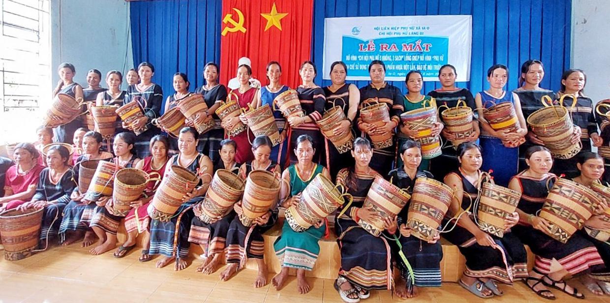 Tặng gùi đi chợ cho hội viên phụ nữ. Ảnh: Minh Châu