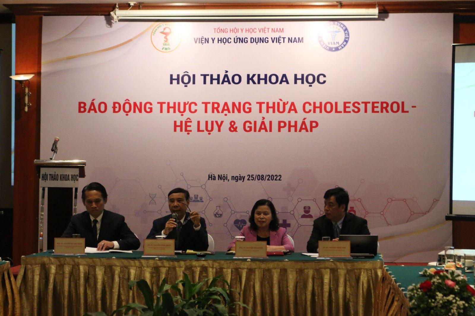 Các chuyên gia trao đổi về vấn đề thừa cholesterol. Tạ Nguyên/Báo Tin tức