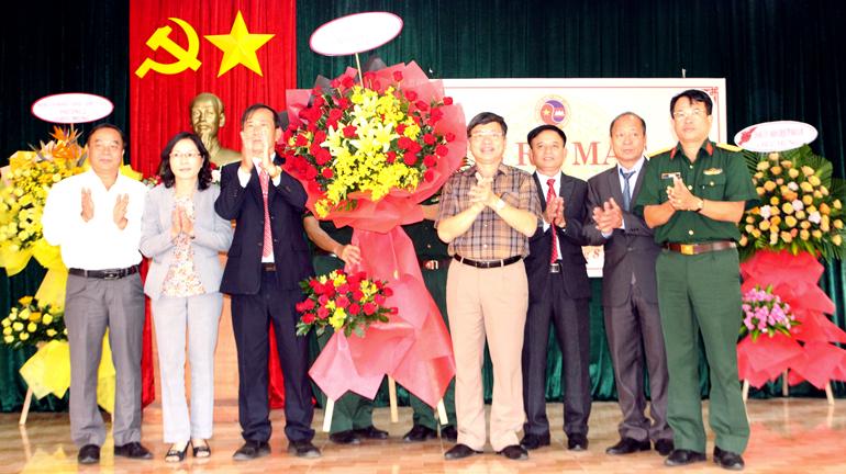 Đồng chí Nguyễn Văn Triệu – Bí thư Thành ủy Bảo Lộc tặng hoa chúc mừng Chi Hội Hữu nghị Việt Nam – Campuchia thành phố thành lập và ra mắt