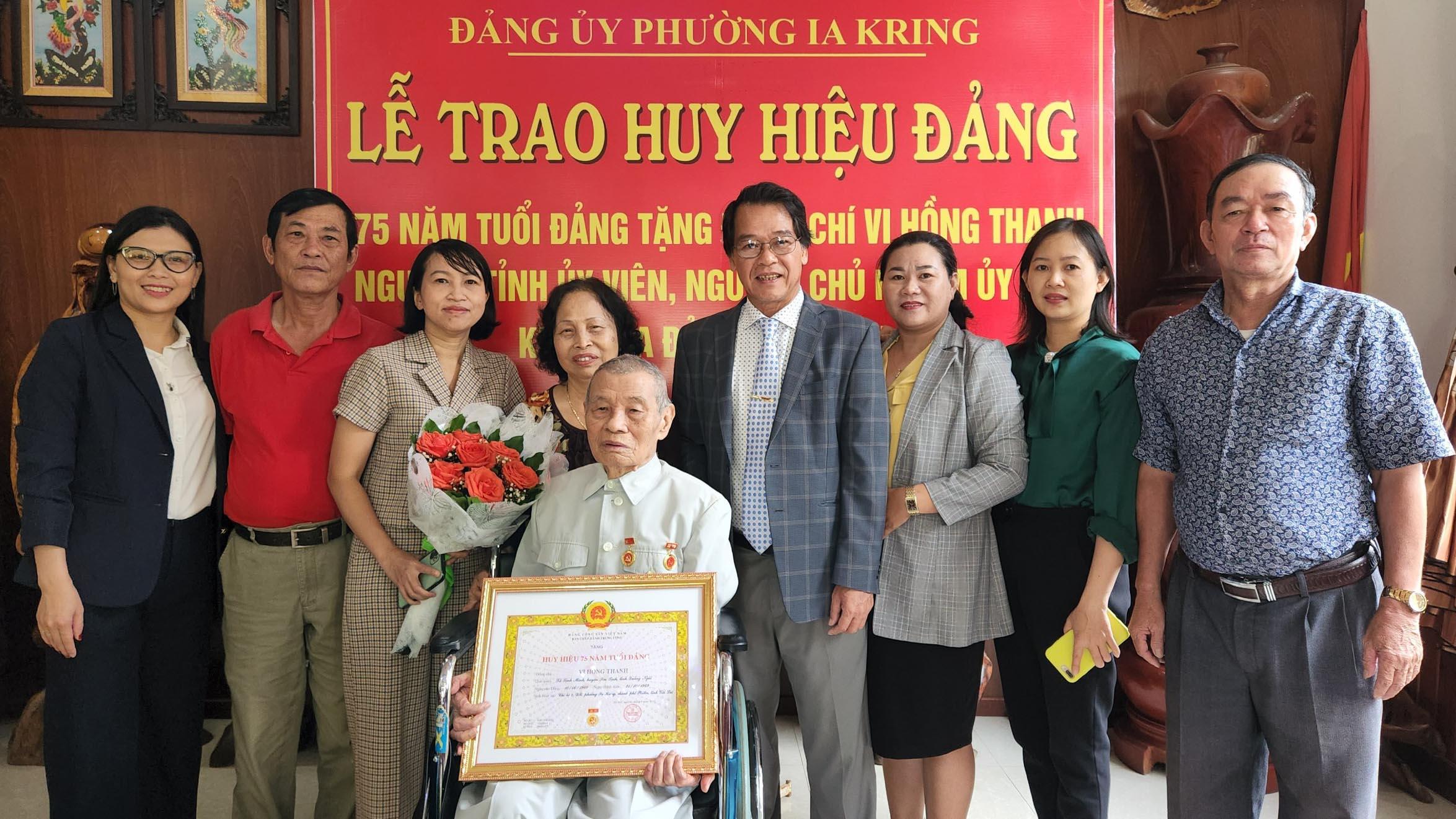 Phó Bí thư Thường trực Thành ủy Pleiku trao Huy hiệu 75 tuổi Đảng cho đồng chí Vi Hồng Thanh-Nguyên Tỉnh ủy viên, nguyên Chủ nghiệm Ủy ban kiểm tra Đảng tỉnh Gia Lai. Ảnh: Bá Bính