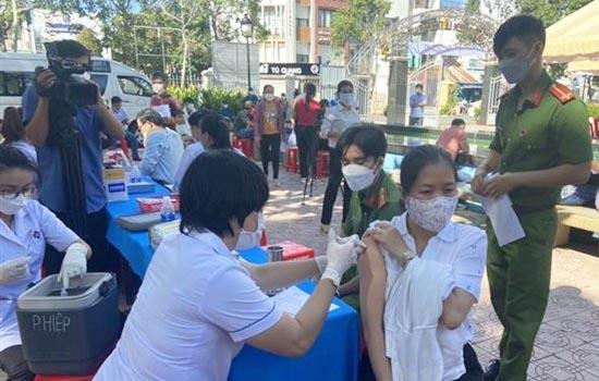 Tiêm vaccine phòng COVID-19 cho người dân trên địa bàn thành phố Bà Rịa. Ảnh: Hoàng Nhị/TTXVN