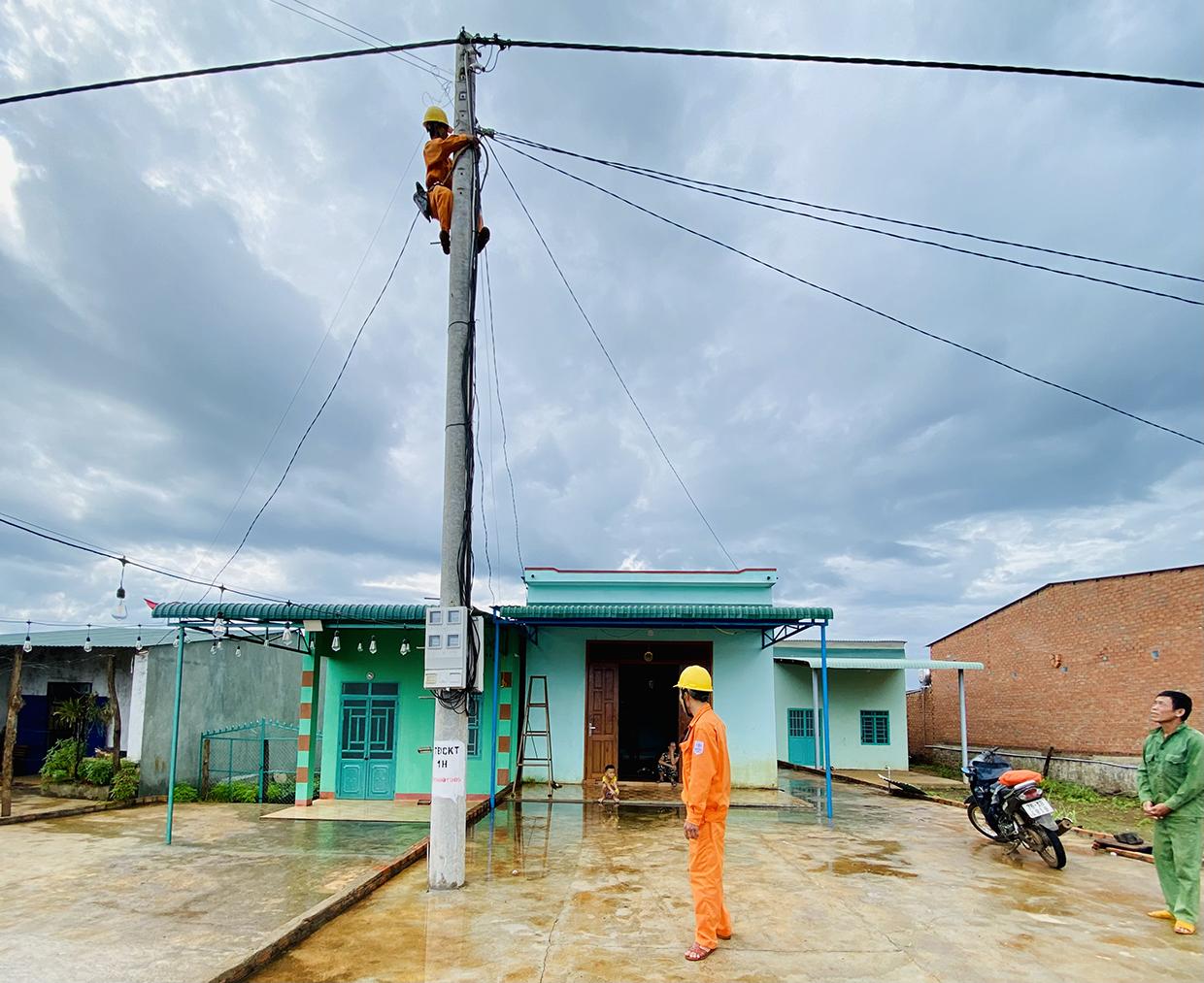 Người dân làng tái định cư Dơ Nâu (xã Kon Thụp, huyện Mang Yang) được cấp điện kịp thời để phục vụ sinh hoạt và sản xuất. Ảnh: Khang Nghi