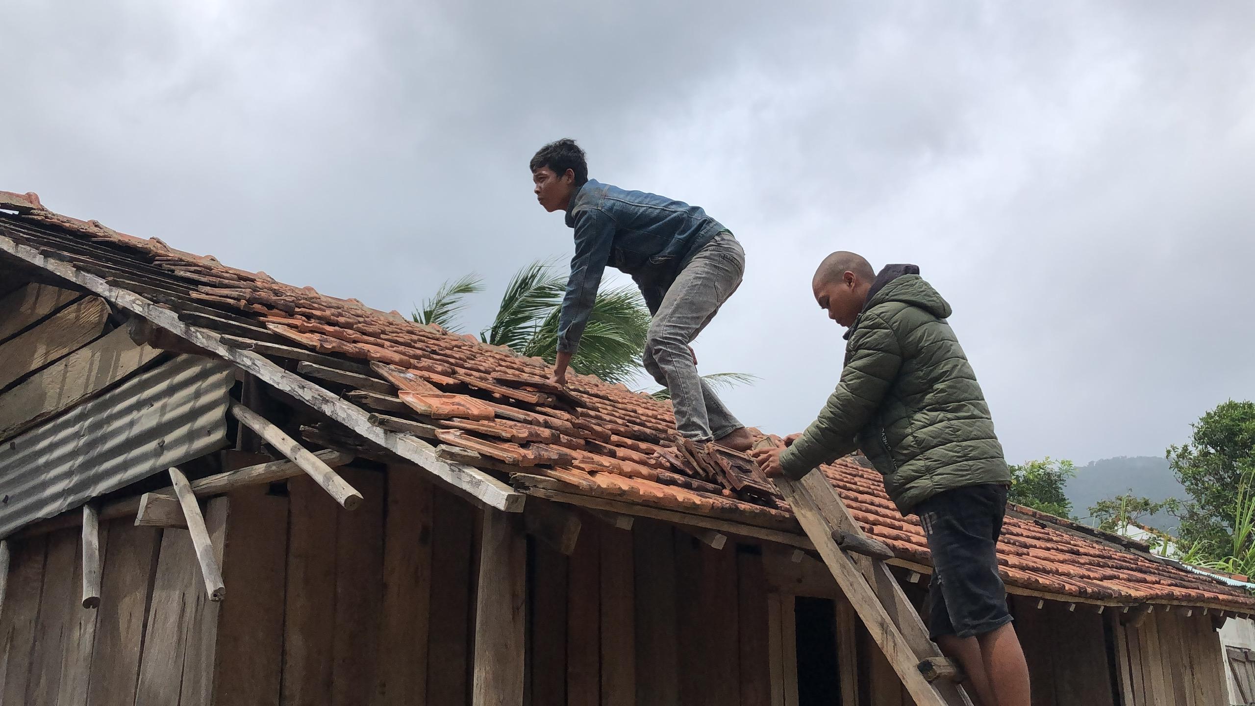 Người dân xã Tơ Tung (huyện Kbang) dặm lại mái ngói căn nhà sau khi bão số 4 đi qua. Ảnh: NGọc MInh