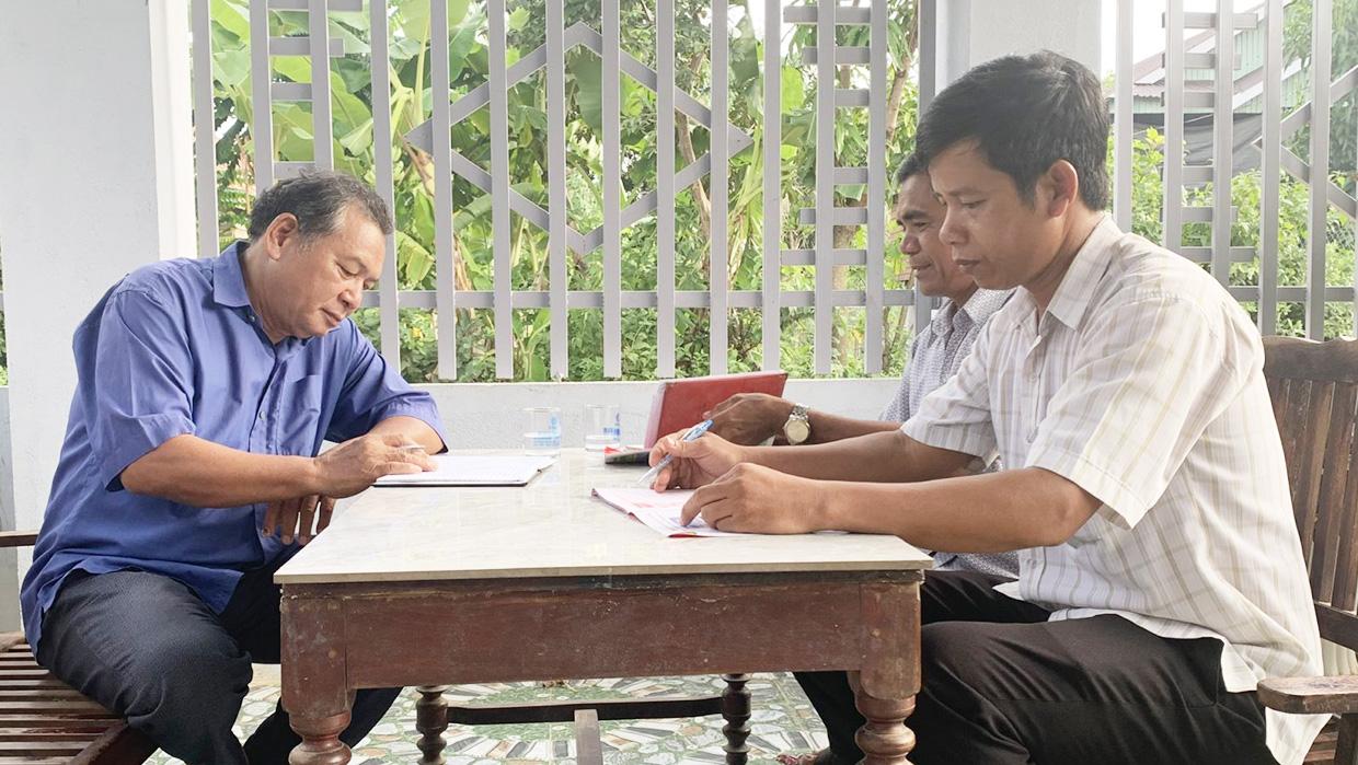 Các thành viên Câu lạc bộ “Phòng-chống tội phạm” buôn Trôk trao đổi công việc. Ảnh:  R'Ô HOK