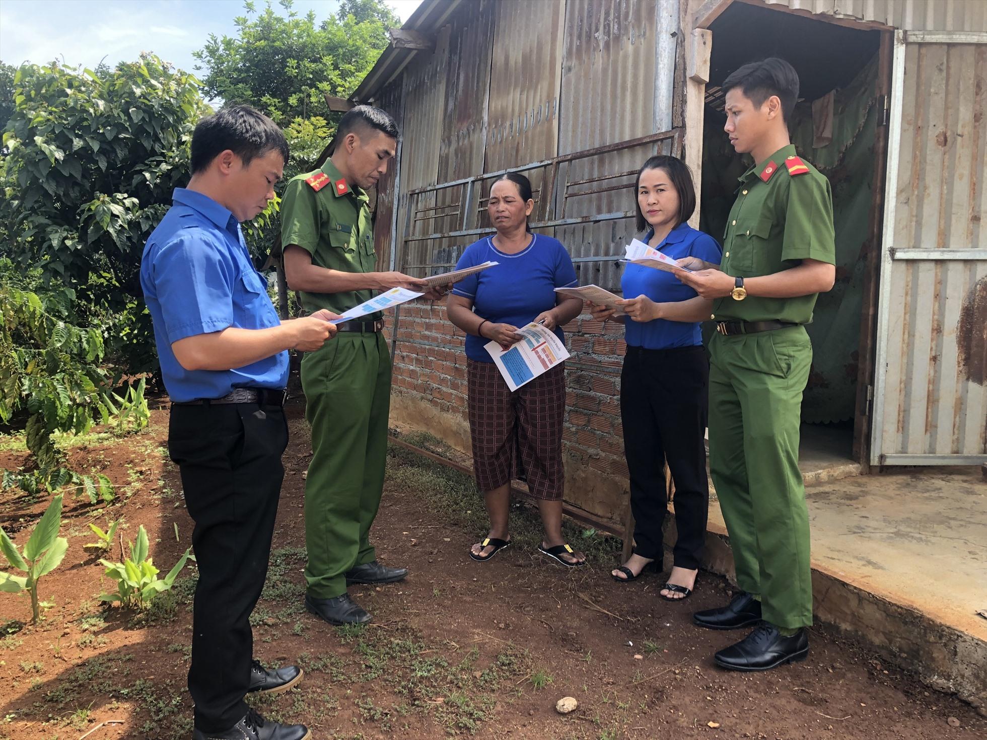 Lực lượng công an trên địa bàn tỉnh Đắk Nông đẩy mạnh công tác tuyên truyền, nâng cao cảnh giác cho người dân trước các chiêu trò của loại tội phạm buôn người. Ảnh: Minh Quỳnh