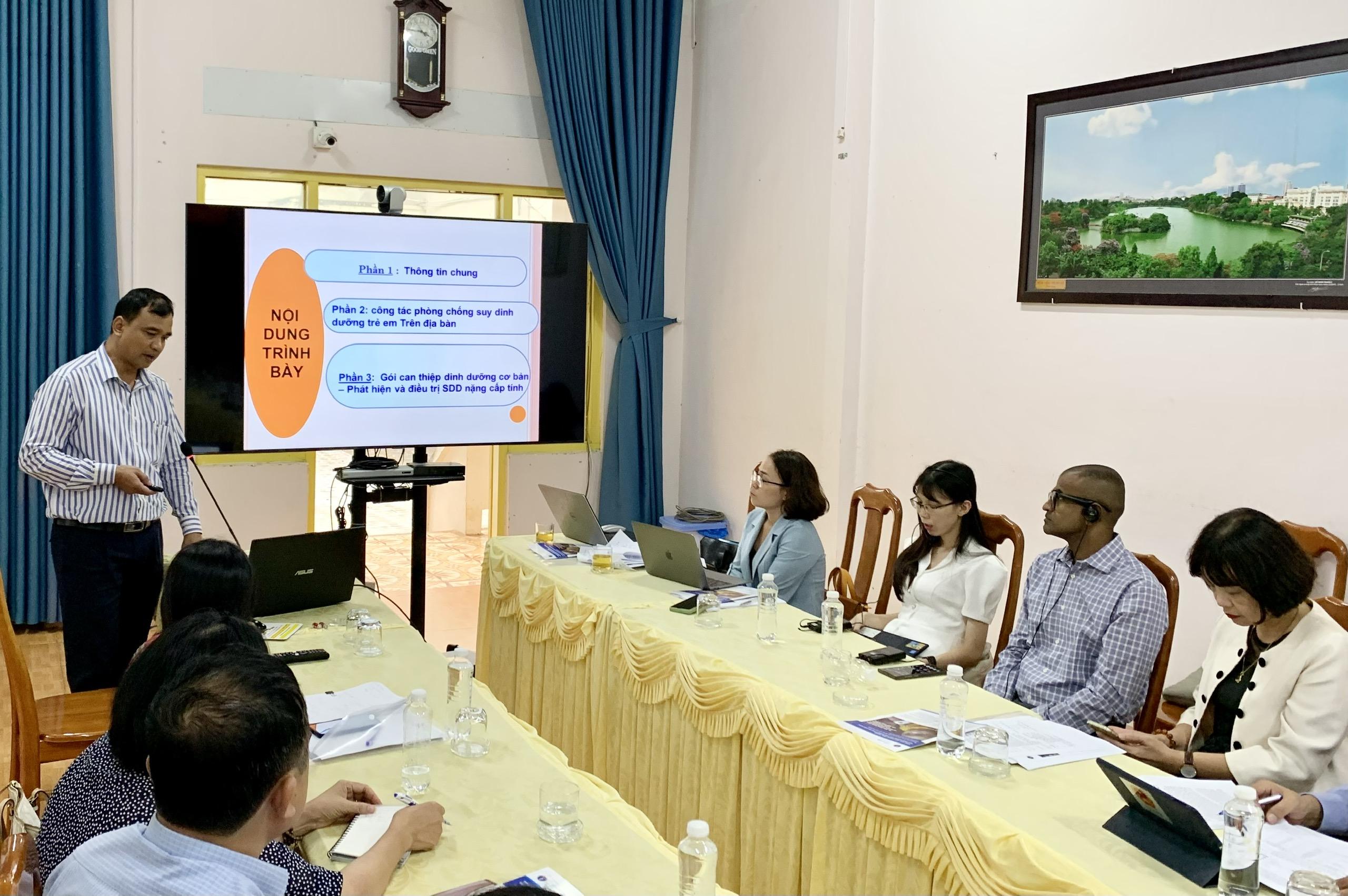 Ông Đinh Hà Nam- Phó giám đốc Sở Y tế Gia Lai thông tin về tình hình điều trị cho trẻ em SDD cấp tính nặng trên địa bàn tỉnh. Ảnh: Như Nguyệ