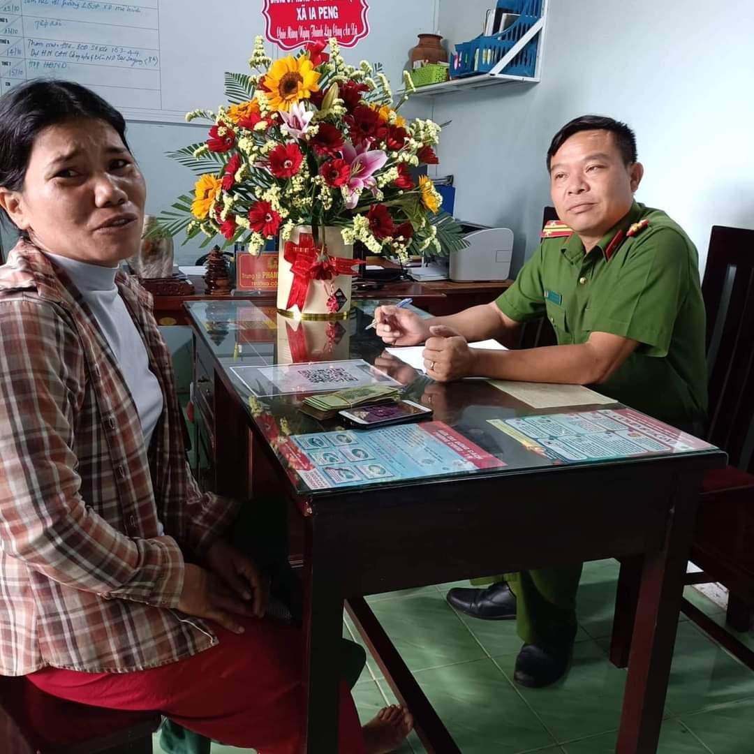 Bà Khanh trình bày sự việc với cơ quan Công an. Ảnh: Công an cung cấp