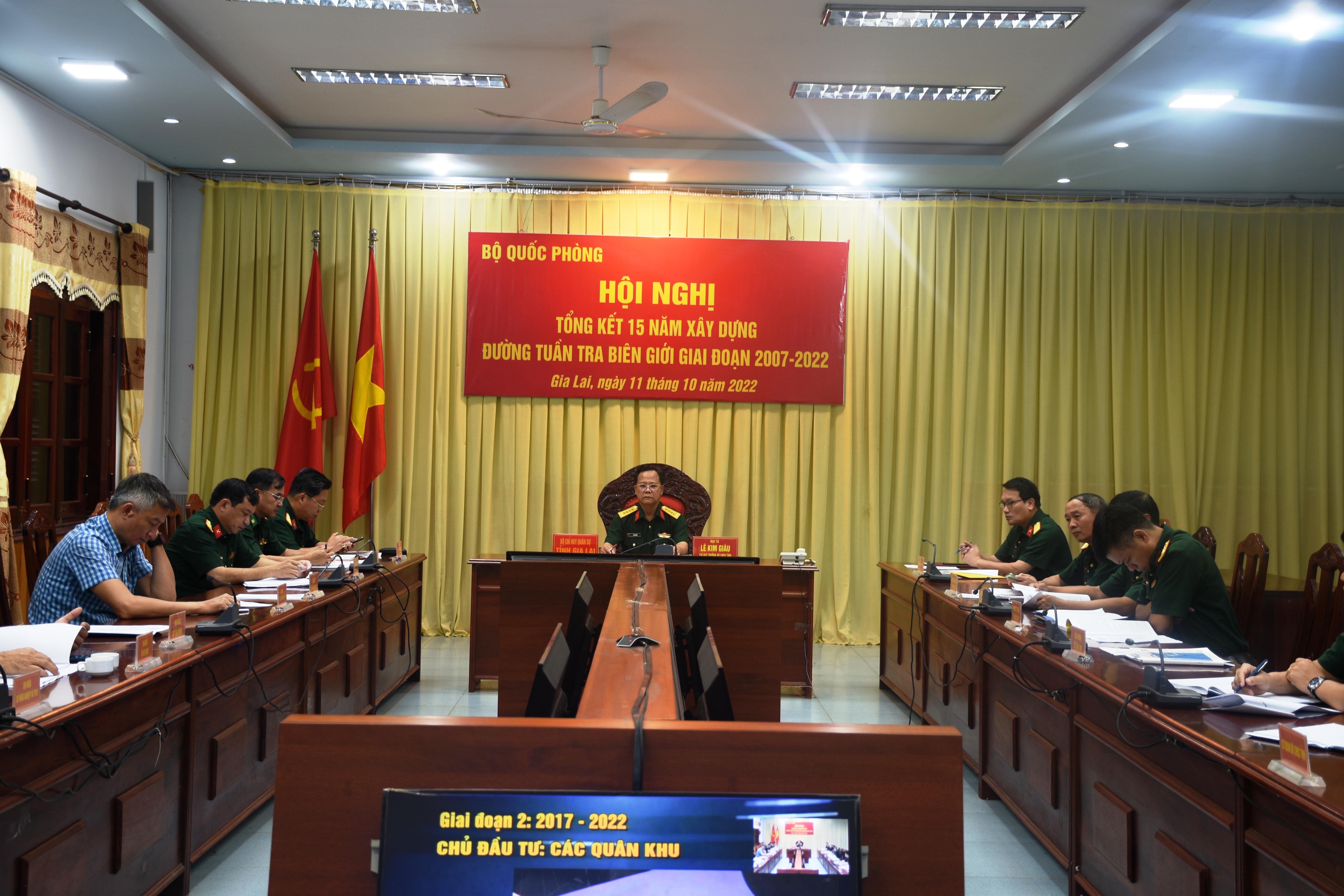 Các quang cảnh hội nghị tại điểm cầu Bộ Chỉ huy Quân sự tỉnh. Ảnh: Vĩnh Hoàng