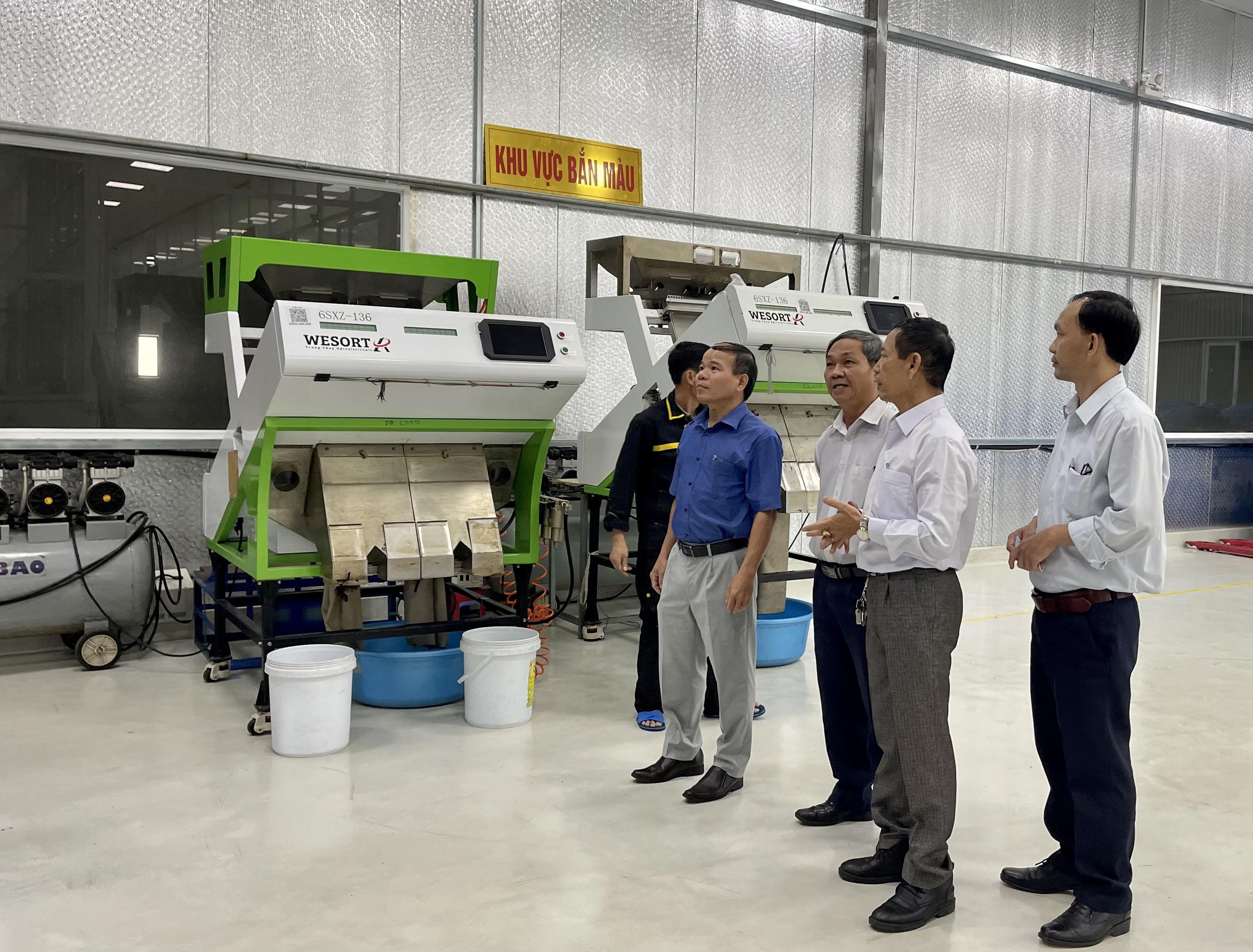 Các đại biểu tham quan mô hình trình diễn kỹ thuật trong chế biến nông sản sấy khô. Ảnh: Vũ Thảo