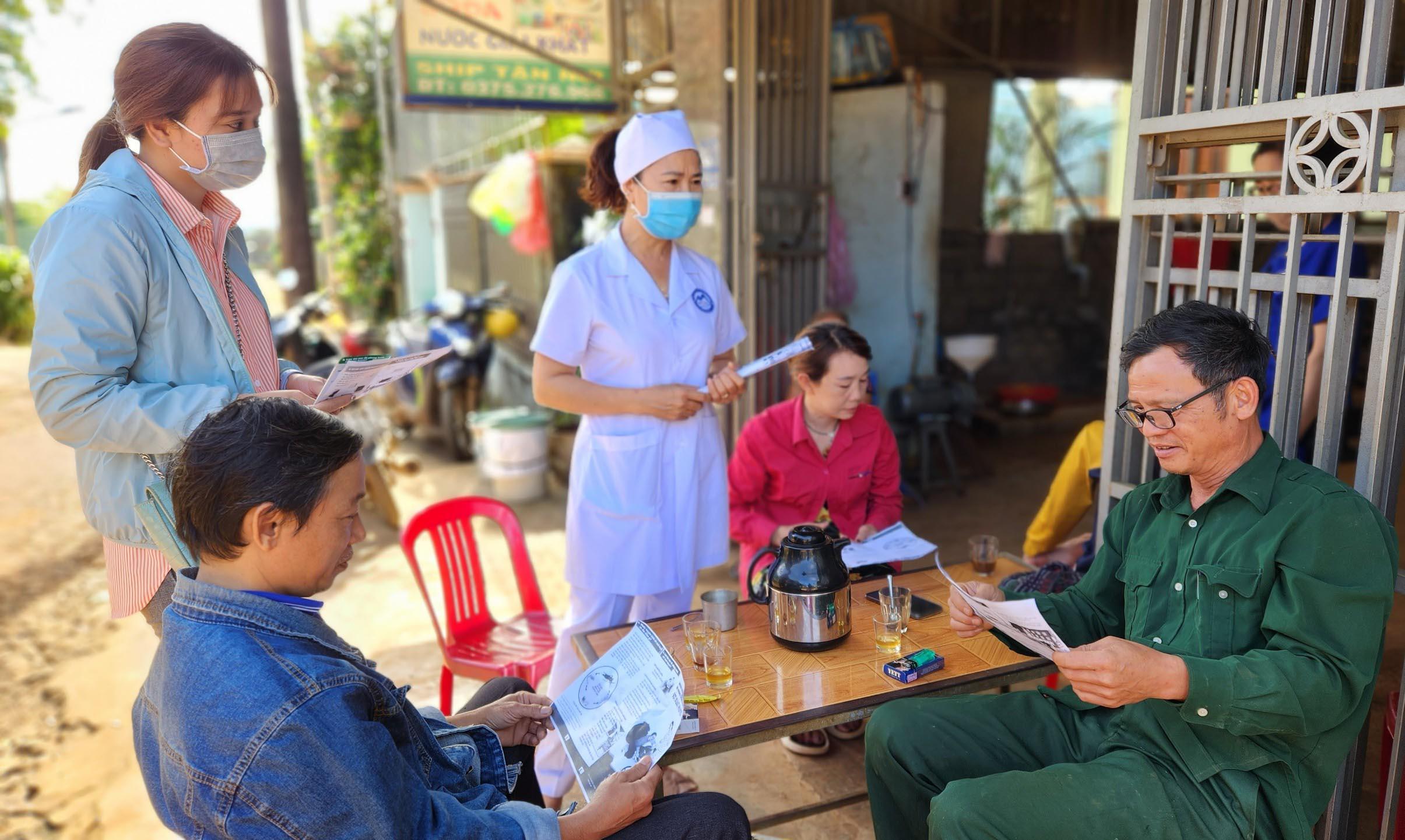 Cán bộ y tế TP. Pleiku tuyên truyền về phòng-chống SXH tại các khu dân cư trên địa bàn thành phố. Ảnh: Như Ý