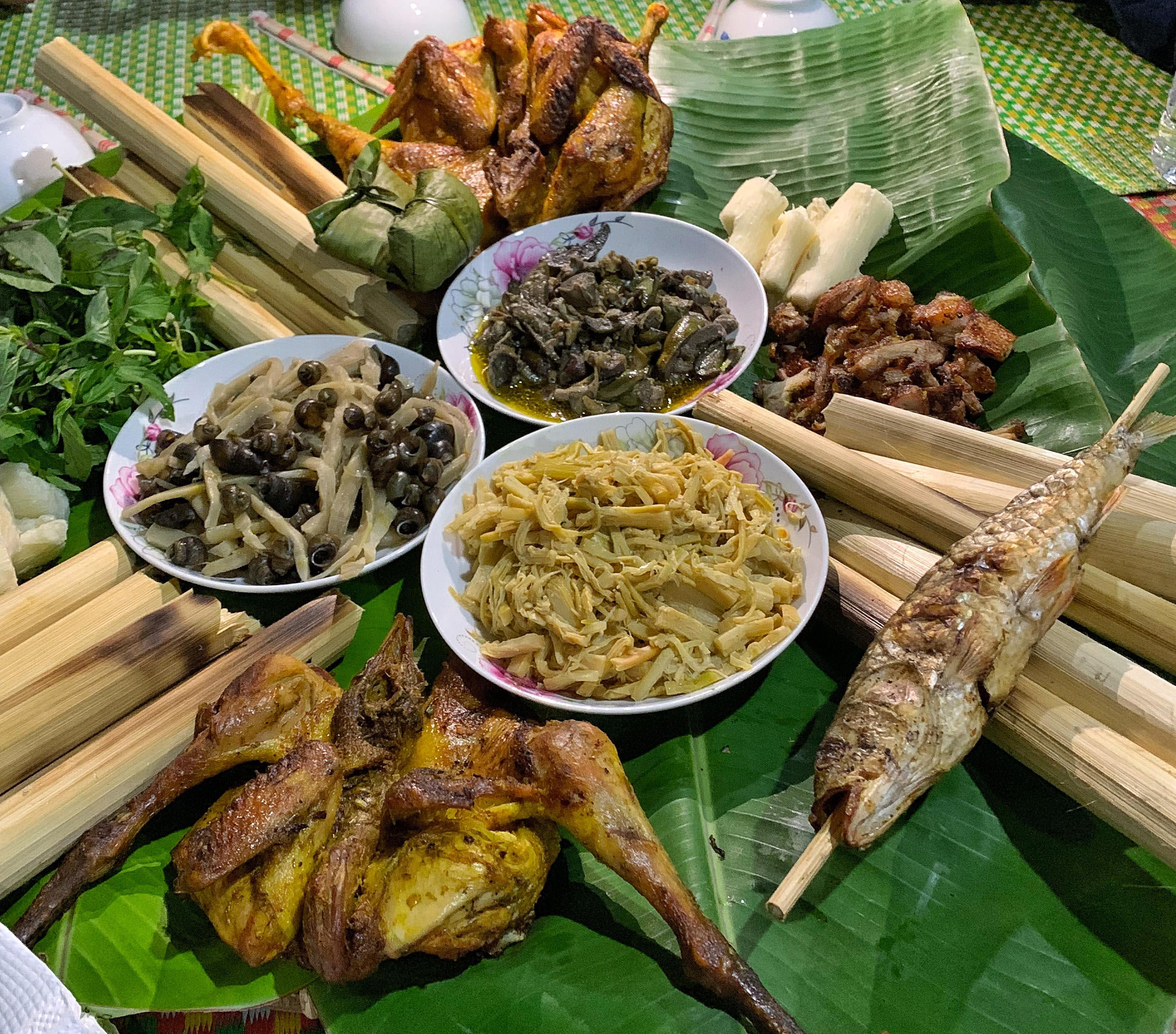 Ẩm thực truyền thống phục vụ du khách tại làng Mơ Hra. Ảnh: Hoàng Ngọc
