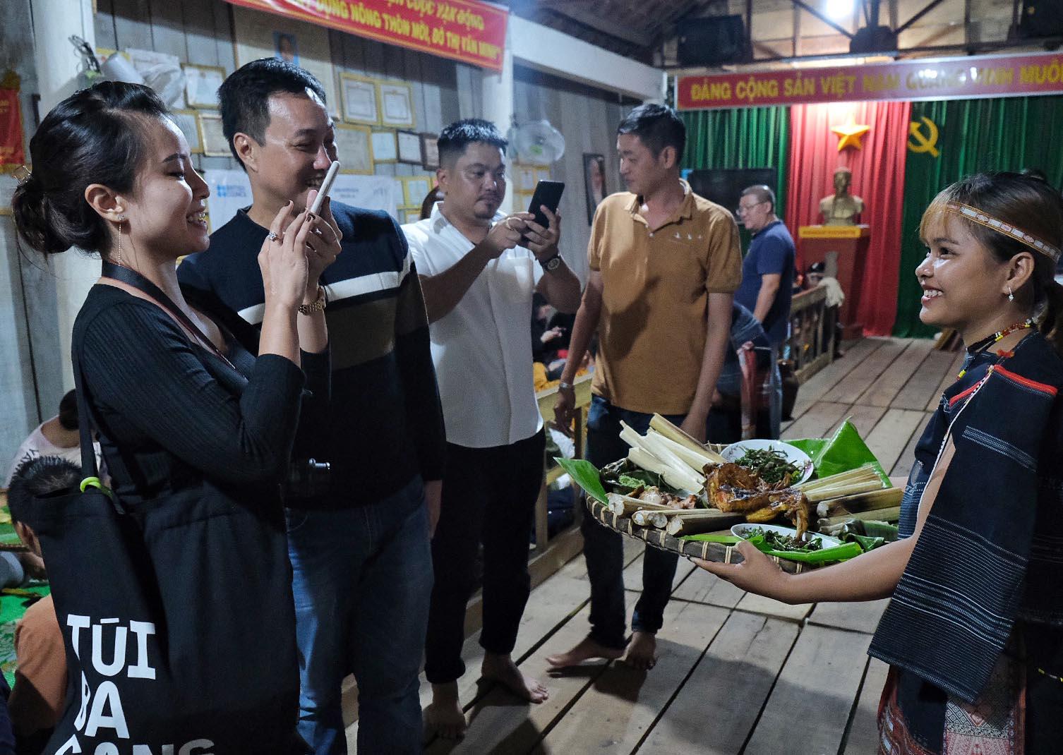 Du khách thích thú khi thưởng thức ẩm thực trong không gian văn hóa. Ảnh: Hoàng Ngọc
