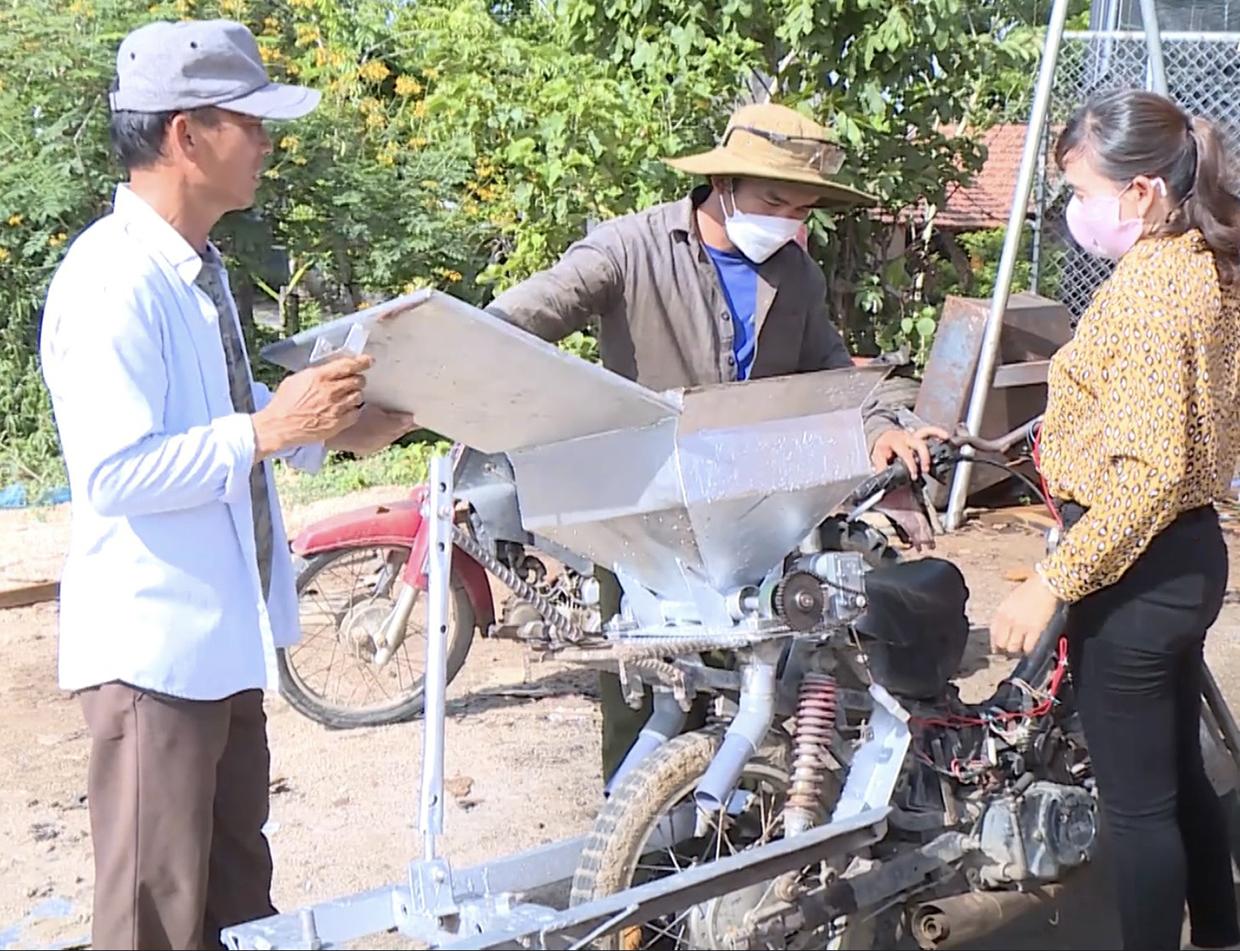 Hội viên nông dân thị trấn Phú Túc (huyện Krông Pa) tham quan chiếc máy nông nghiệp đa năng do anh Nguyễn Văn Hậu sáng chế. Ảnh: Vũ Chi