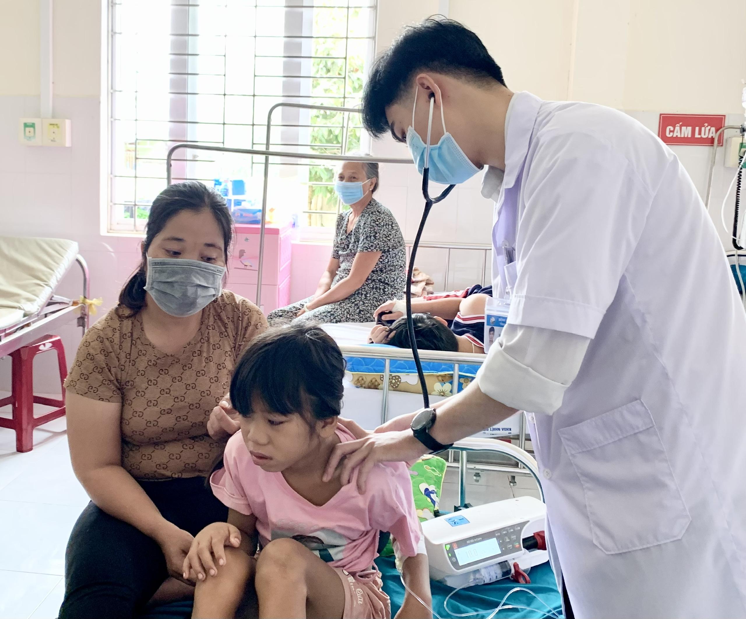 Chăm sóc bệnh nhân SXH tại Bệnh viện Nhi Gia Lai. Ảnh: Như Nguyện