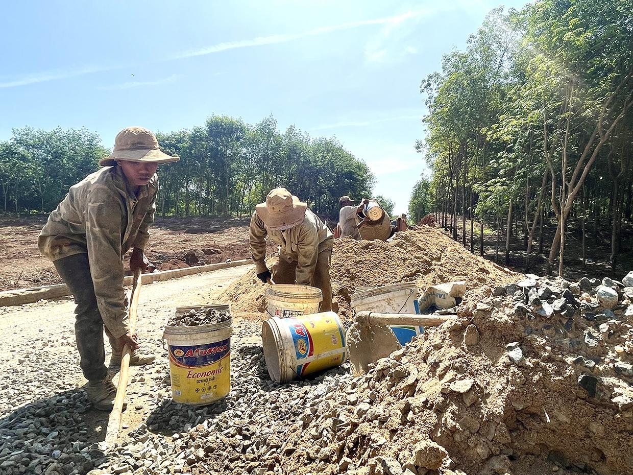 Thi công tuyến đường giao thông biên giới cấp bách huyện Đức Cơ. Ảnh: Minh Nguyễn