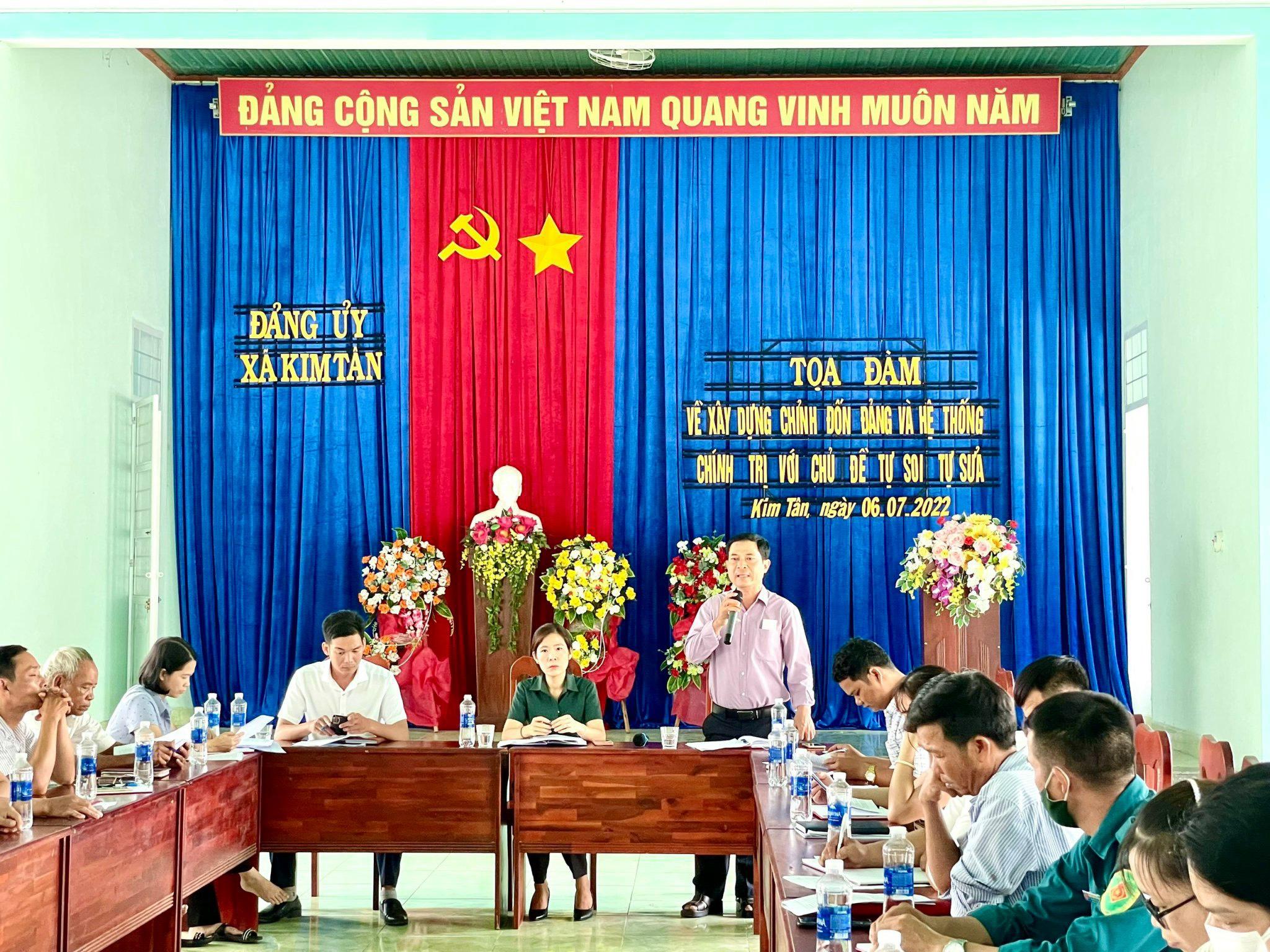 Quang cảnh buổi tọa đàm về xây dựng chỉnh đốn Đảng và hệ thống chính trị với chủ đề tự soi, tự sửa tại xã Kim Tân. Ảnh: Vũ Chi