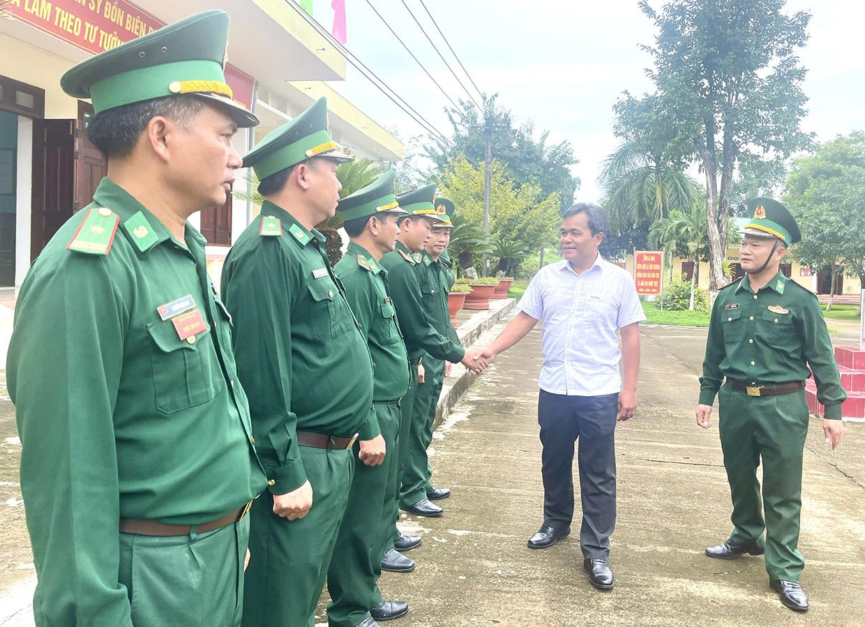 Bí thư Tỉnh ủy Hồ Văn Niên đến thăm và làm việc với Đồn biên phòng Ia Chía (huyện Ia Grai). Ảnh: Minh Nguyễn