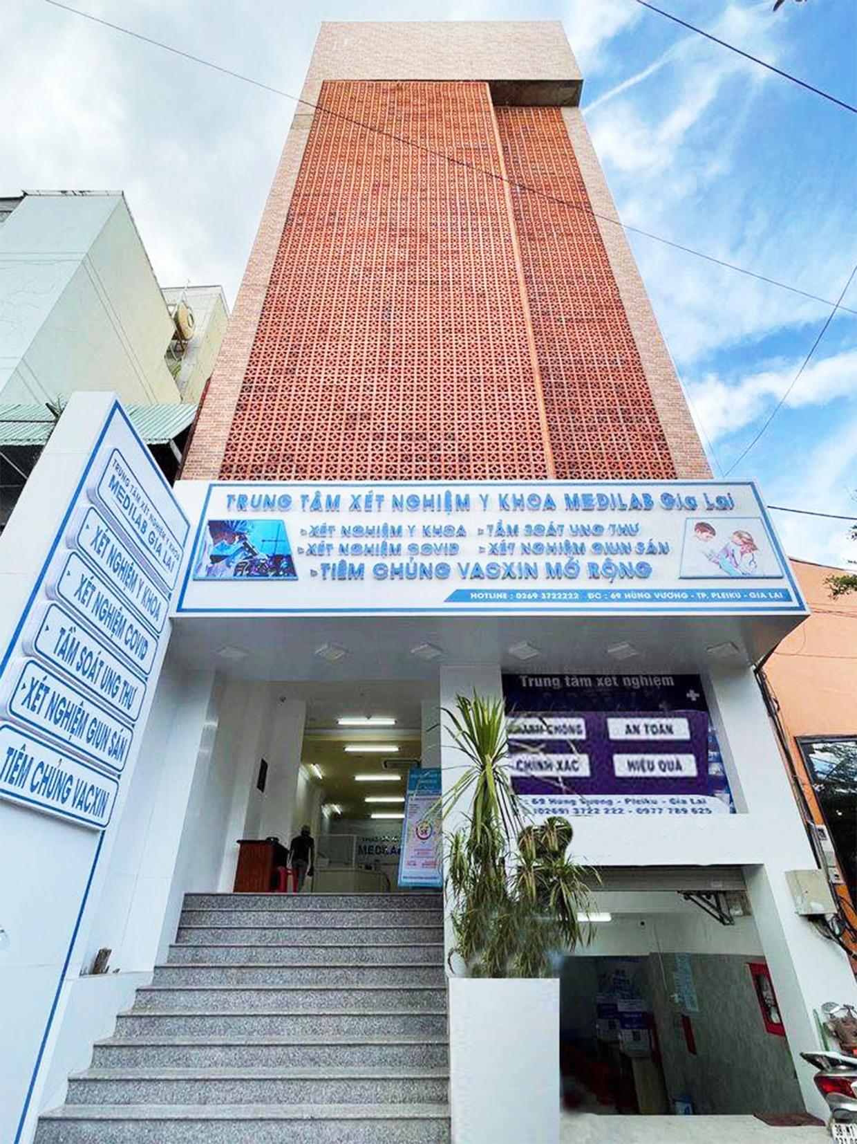 Khuôn viên trò chơi cho trẻ khi đến Trung tâm.