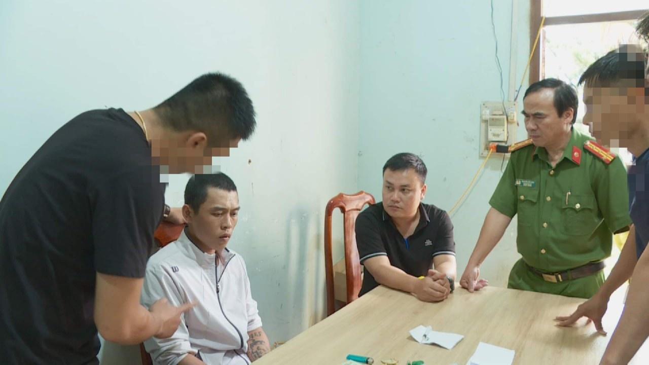 Một trong các nghi phạm (áo màu trắng) bị bắt giữ trong vụ cướp tại nhà chủ tịch huyện ở Đắk Lắk. Ảnh: Công an cung cấp