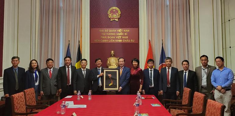 Bí thư Tỉnh ủy Lâm Đồng Trần Đức Quận tặng quà lưu niệm cho Đại sứ Nguyễn Văn Thảo - Đại sứ Đặc mệnh toàn quyền nước Cộng hòa Xã hội Chủ nghĩa Việt Nam tại Vương quốc Bỉ. Ảnh: Tuấn Anh