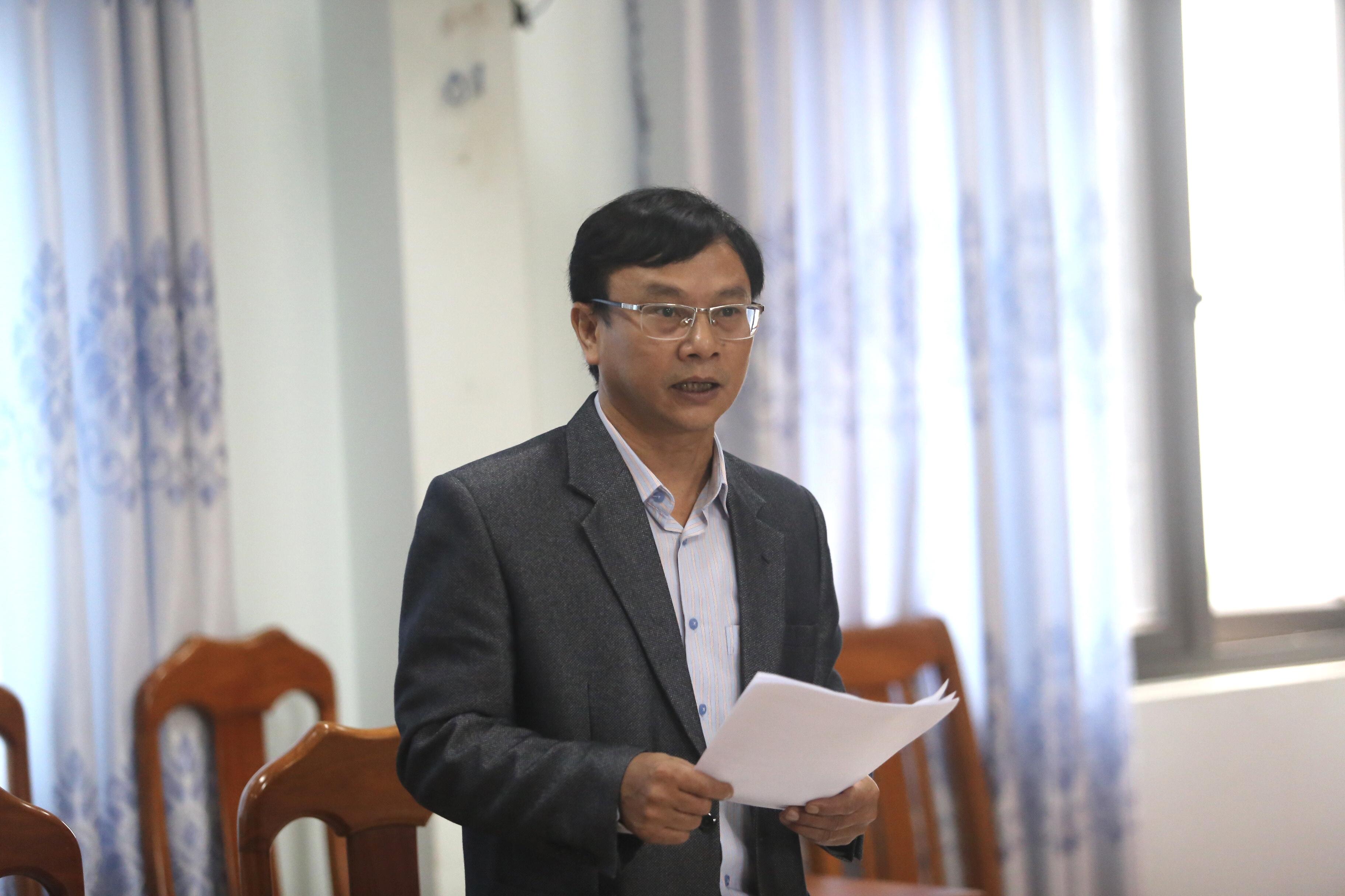 Phó Giám đốc Sở Giáo dục và Đào tạo Nguyễn Văn Long thuyết minh về nội dung của dự thảo Nghị quyết Ảnh: Văn Ngọc