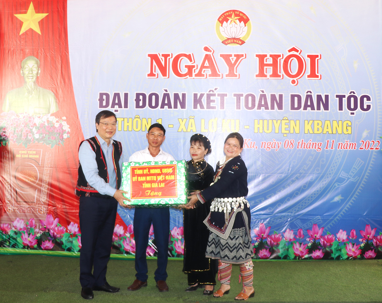 Thay mặt Tỉnh ủy, HĐND, UBND, Ủy ban MTTQ Việt Nam tỉnh, đồng chí Trương Hải Long đã trao tặng phần quà cho thôn 1. Ảnh: Ngọc Minh