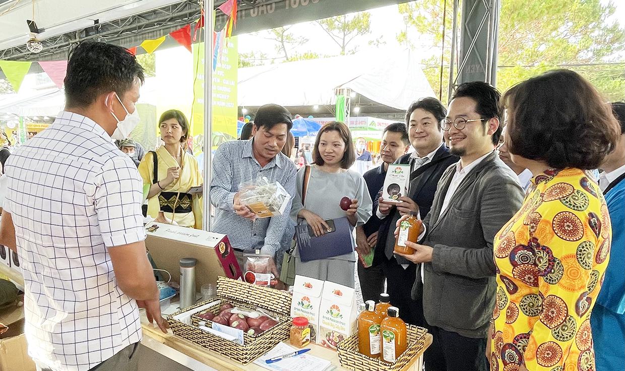 Các doanh nghiệp Nhật Bản tham quan gian hàng của tỉnh tại Hội chợ triển lãm thương mại, giới thiệu sản phẩm OCOP khu vực Tây Nguyên-Gia Lai và giao thương doanh nghiệp Nhật Bản năm 2022. Ảnh: Vũ Thảo