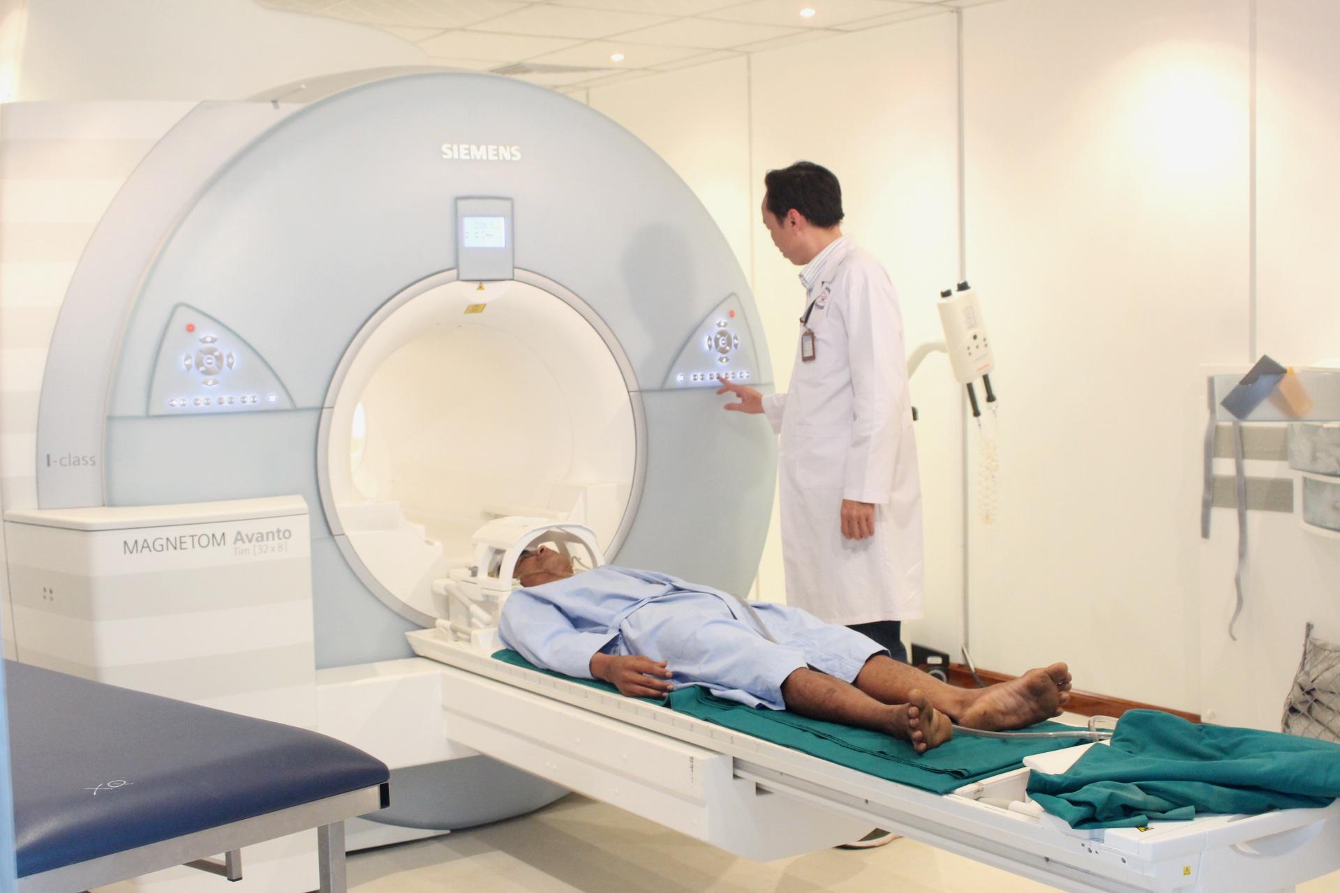 Chú thích ảnh: Chụp MRI cho người bệnh tại Bệnh viện Đa khoa vùng Tây Nguyên. Ảnh: K.Oanh