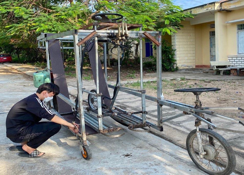 Máy thu hoạch thuốc lá giúp nông dân giảm thiểu sức lao động, tiết kiệm chi phí và tối ưu hóa quá trình sản xuất. Ảnh: Mộc Trà