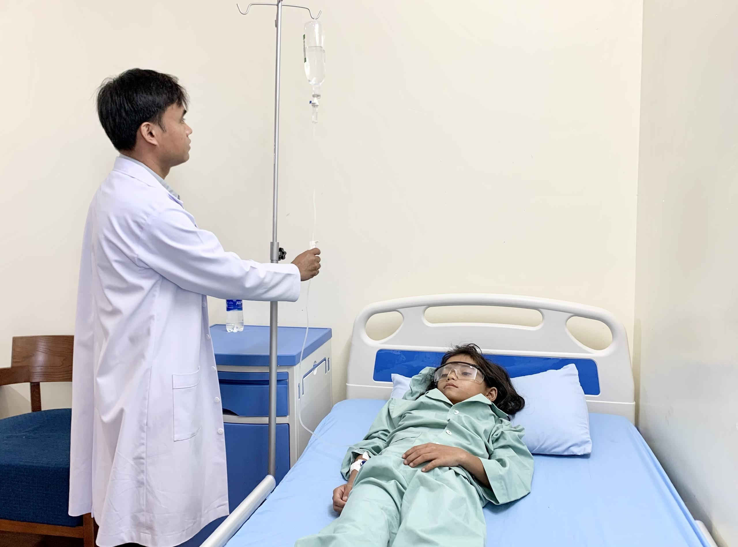 Em Y Nghĩ đã nhìn lại được sau ca phẫu thuật đục thủy tinh thể. Ảnh: Như Nguyện