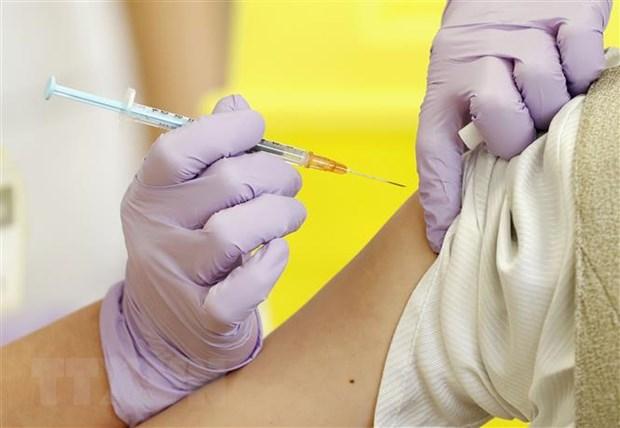 Nhân viên y tế tiêm vaccine phòng COVID-19 cho người dân tại Yatsushiro, tỉnh Kumamoto, Nhật Bản. Ảnh: Kyodo/ TTXVN