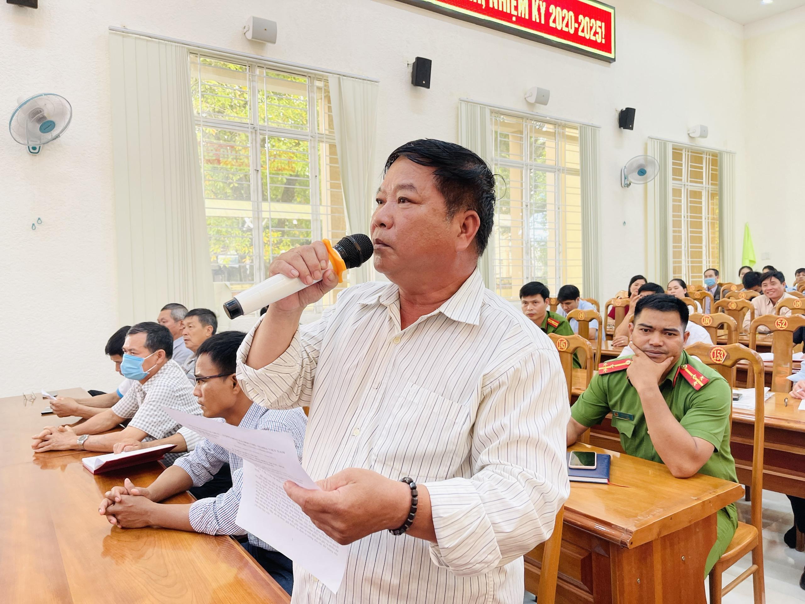 Cử tri Đinh Tuất (thị trấn Ia Kha, huyện Ia Grai) nêu kiến nghị tại buổi tiếp xúc. Ảnh: Trần Dung