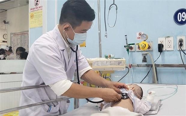 Bác sỹ Dư Tuấn Quy, Trưởng Khoa Nhiễm-Thần kinh, Bệnh viện Nhi đồng 1, Thành phố Hồ Chí Minh, khám cho bệnh nhi viêm màng não. (Ảnh: Đinh Hằng/TTXVN)