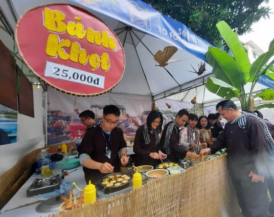 Gian hàng bánh khọt của Công ty Dịch vụ cơ quan nước ngoài TPHCM (FOSCO) tham gia liên hoan. Ảnh: Báo Sài Gòn Giải Phóng Online